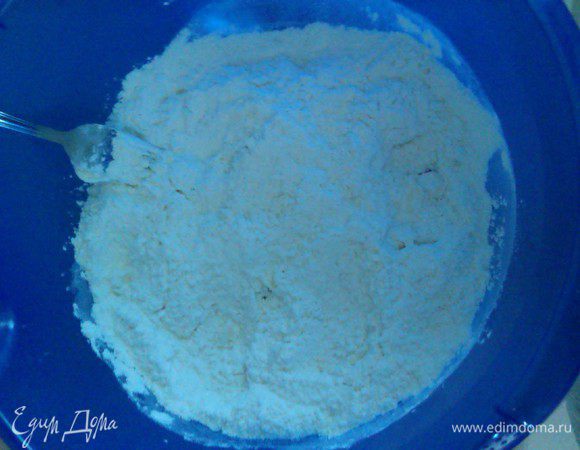 Муку смешайте с сахаром, ванильным сахаром, имбирем, солью. Нарубите холодное масло и разотрите с мукой в крошку. Добавьте мед, перемешайте.