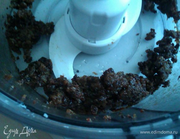 Разогрейте духовку до 200°C. Приготовьте начинку. Измельчите сухофрукты в комбайне до состояния пасты, добавьте остальные ингредиенты, перемешайте.