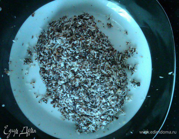 Паста должна быть клейкой и хорошо формироваться в шарики. Если не получается, добавьте больше сухофруктов. Разделите начинку на 6 частей. Из каждой сформируйте шар.