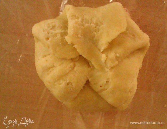 Заверните начинку в тесто и защипните края.