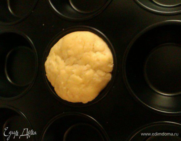 Положите пряник в форму для маффинов или в кофейную чашку, например, чтобы придать ему более аккуратную форму.