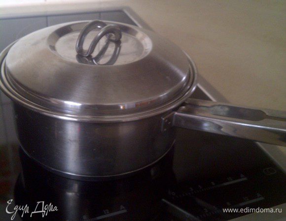 Выключите нагрев, закройте крышкой и настаивайте 10–15 минут. 