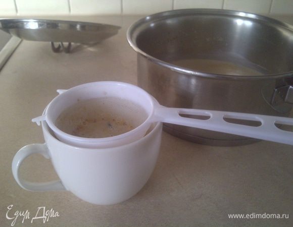 Процедите ароматный индийский чай перед подачей.