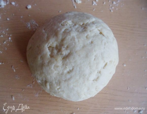 Замесить эластичное тесто. Оно получается как песочное, только немного мягче.