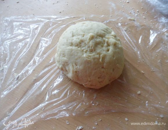 Завернуть тесто в пищевую пленку и убрать на час в холодильник