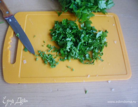 Петрушку помыть и мелко нарезать.