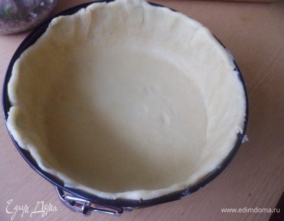 Тесто разделить на 2 части, на 2/3 и 1/3.<br />
Большу часть теста раскатать и выложить в форму.