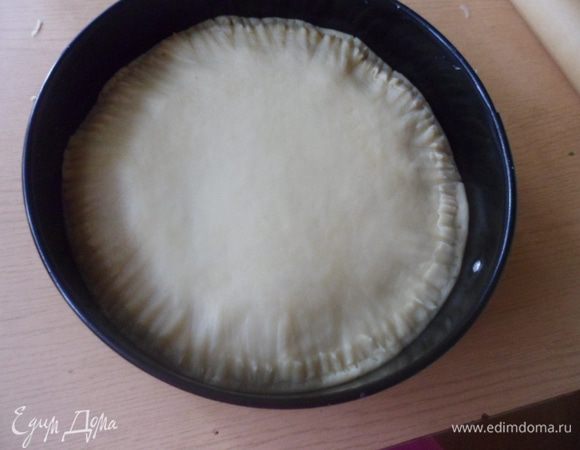 На тесто выложить мясной фарш, раскатать вторую часть теста и накрыть ей пирог, защипнуть и оформить пирог.