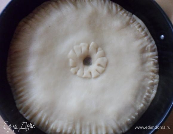 Сделать в середине пирога дырку, для того чтобы начинка не была как на пару, а чтобы она запекалась. Верх пирога смазать взбитым желтком