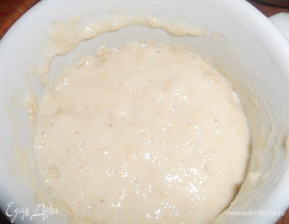 сделать опару: дрожжи перемешать с 3 ст.л. муки и 2 ст.л. воды, дать подойти