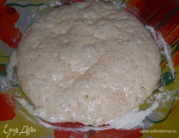 когда дрожжи подошли, добавить воду и соль и  размешать