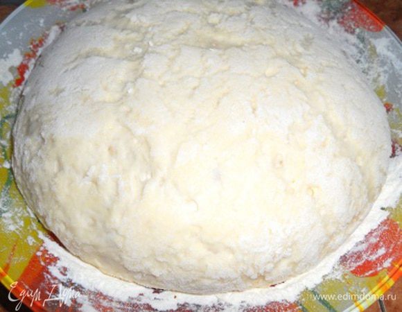 тесто подошло, берем размягченное масло и добавляем в тесто, хорошо вымешиваем