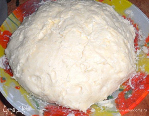 тесто подошло,оно должно быть липким и воздушным (руки можно смочить маслом) - делим его на небольшие кусочки и делаем с них жгутики, концы переплетаем, обваливаем со всех сторон в сахаре