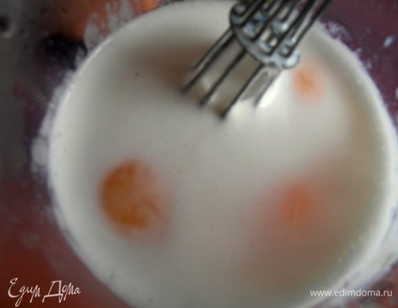 Молоко комнатной температуры взбить с яйцами и солью.