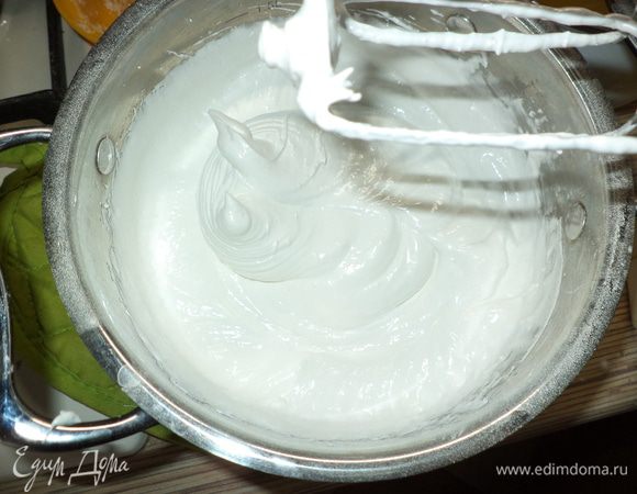Взбить охлажденные белки, постепенно добавляя сахарный песок, у меня в этот раз просто отлично взбивались но если процесс загустения идет плохо можно добавить немного уксуса (1 ч.л.), не эссенции! или лимонного сока. Доводим до глянцевого состояния и устойчивых пиков,добавляем 1 столовую ложку крахмала и немного еще взбиваем