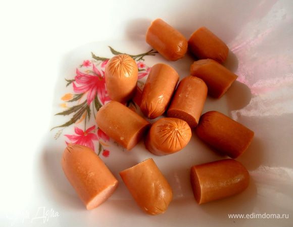 Берём маленькие сосиски и делим пополам...