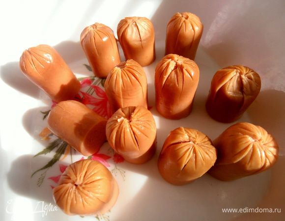 Затем мне захотелось красиво сделать надрезы до половины кусочка,поделив на 8 частей верхушку. Они раскроются при нагревании и даже обычный омлет с такими"цветочками"будет радовать!