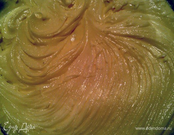 Масло комнатной температуры взбить с сахарной пудрой.