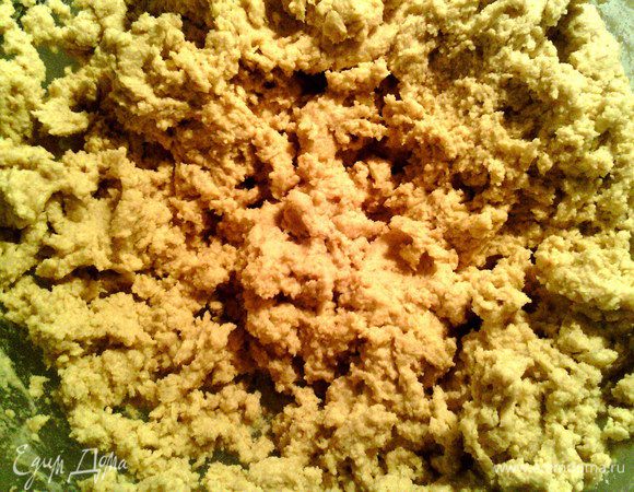 Смешать муку с разрыхлителем и добавить к маслу. Перемешать миксером.