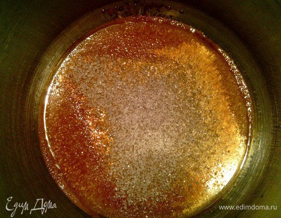 Делаем карамель: 
В маленькую кастрюльку или сковородку насыпать ровным слоем сахар.
Поставить на огонь.