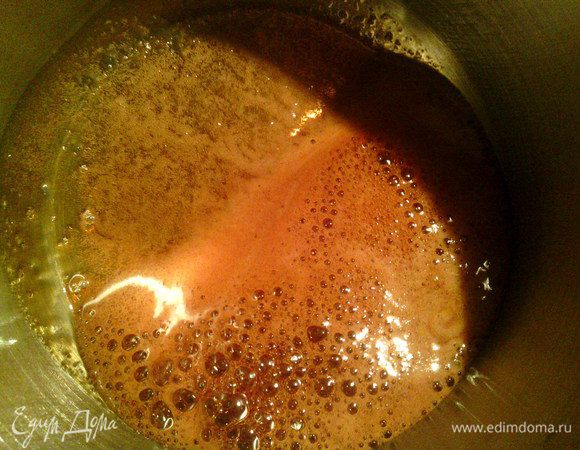 Довести до коричнево-красноватого цвета. Следить, чтобы сахар не перегорел и не пошёл дым.
Кастрюльку приподнять над огнём на несколько секунд, чтобы сахар немного остыл и влить столовую ложку кипятка. Перемешать.

