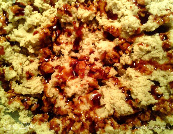 Влить карамель в тесто тонкой струйкой по всей поверхности. Подождать пару минут (пока карамель чуть застынет).