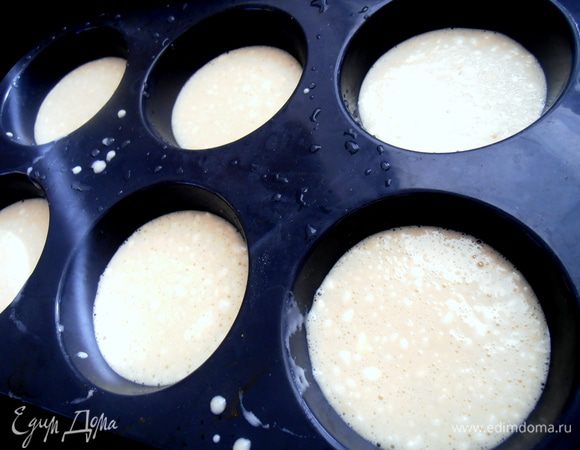 Наливаем тесто в формочки для кексов на две трети.