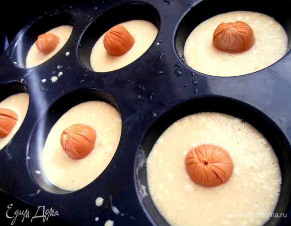 В серединку втыкаем половинку сосиски надрезами вверх.