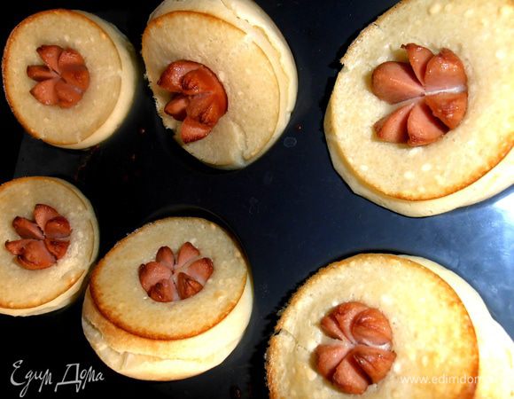 Выпекаем минут 20 при 180*(я не разогревала заранее, т.к. силикон не рекомендуется в горячую духовку)... Булочки сильно поднимутся, но потом опадут - это нормально!