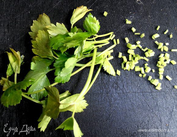 Пока пекуться,находим в холодильнике немного петрушки-петрушенции и порубим её!