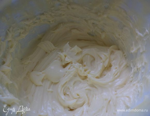 Теперь крем. Нам его понадобиться немного, он послужит "штукатуркой" для нашего торта и для создания бортика. Мягкое сливочное масло взбить и постепенно добавить сгущенное молоко. (Крем получился просто восхитительный или я просто давно не делала масляный и еще я приспособила для взбивания миксером  баночки из-под маскарпоне 0,5 л - удобно невероятно!)