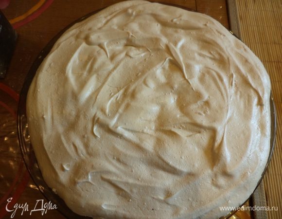 Приступаем к сборке,выкладываем корж на плоское блюдо 