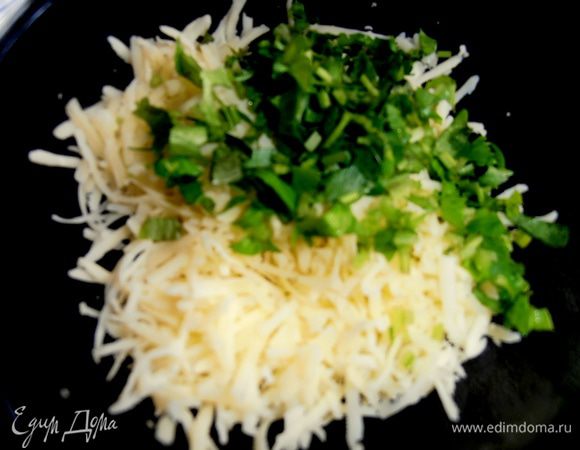 Сыр в нашей семье присутствует каждый день,поэтому тоже пустим в дело небольшой кусочек через тёрочку.