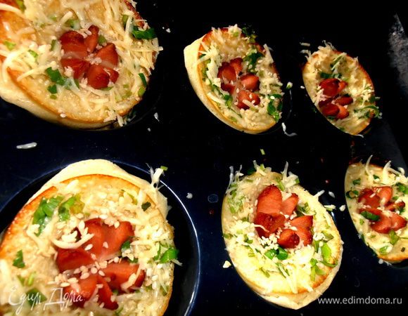 И посыпаем наши недозарумяненные булочки. Сверху щепотка сезама! Снова в духовку минут на 5-7!