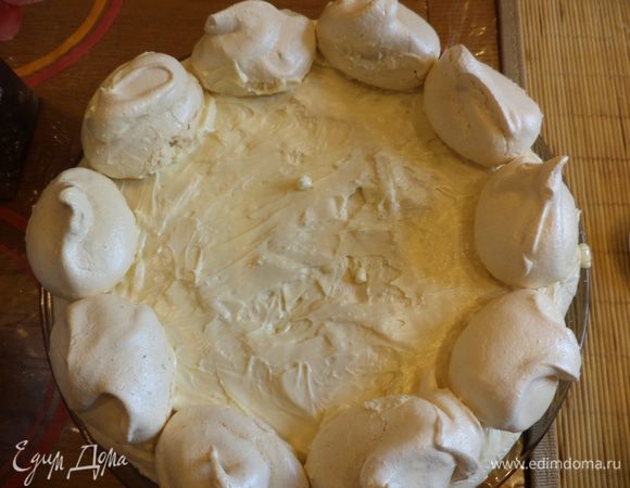 и крепим по краю коржа