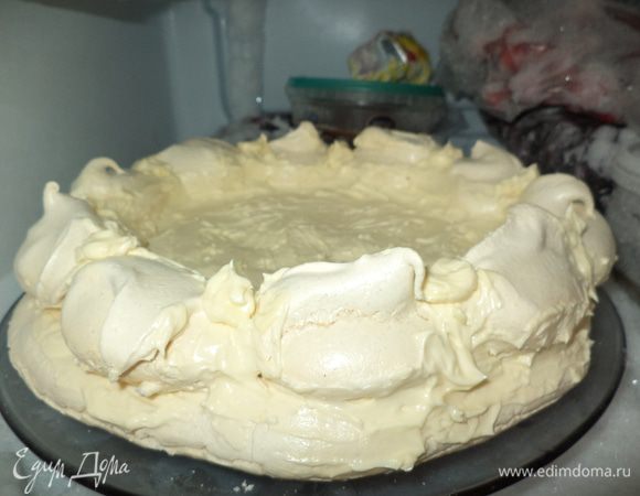 "дырочки" между маленькими безешками тоже промажем и уберем ненадолго в морозилку