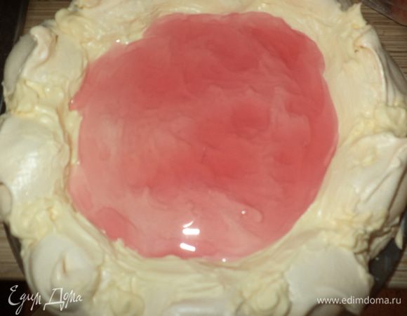 достанем и зальем 1-ый слой желе и уберем в морозилку пусть слегка прихватится