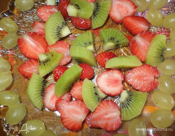 порежем фрукты, их высота зависит от высоты бортиков у меня получились высокие,поэтому и фрукты я не резала тонко.