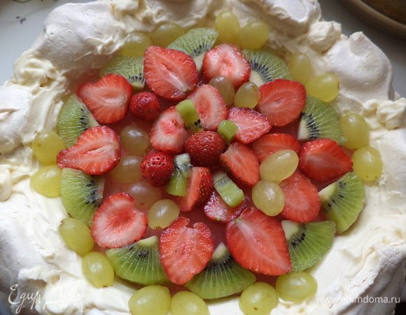 уложить фрукты на слой желе и залить еще немного желе и опять в морозилку пока желе не прихватиться