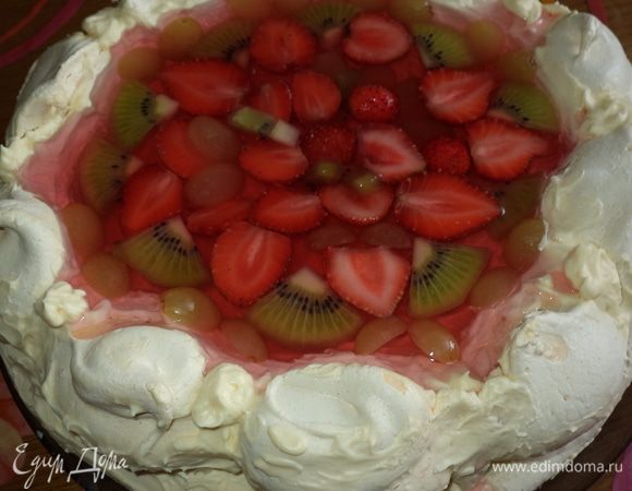 затем окончательно заливаем остатки желе и убираем уже просто в холодильник,нам скорость застывания уже не важна,т.к тортику нужно настояться часов 5.