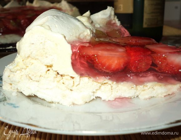 И вот наступил час истины и торт немаленькими кусочками был на наших тарелках!