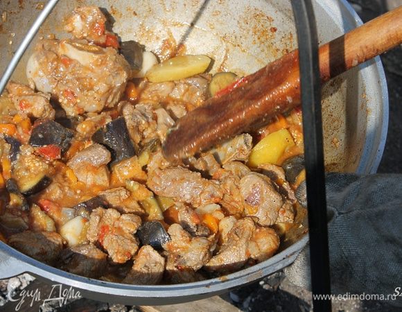 На финальном этапе приготовления жидкости станет намного меньше, поэтому регулируйте интенсивность жара, нам нужно именно томление. Попробуйте мясо. Если готово, уберите казан с огня и дайте настояться жаркому еще минут 15.