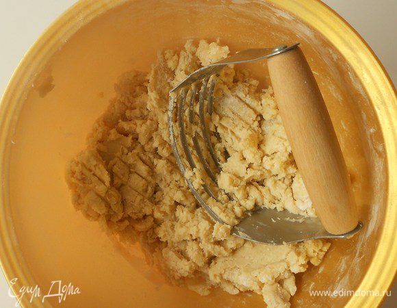  Быстро вымесить тесто, скатать его в шар.