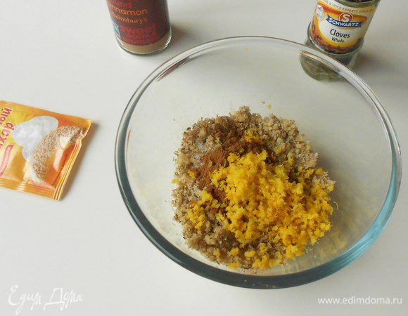 Измельчить грецкие орехи и добавить к ним ванильный сахар, корицу, гвоздику и мелко натёртую цедру лимона. Из лимона выжать сок в отдельную миску. Гвоздику я просто растёрла в ступке.