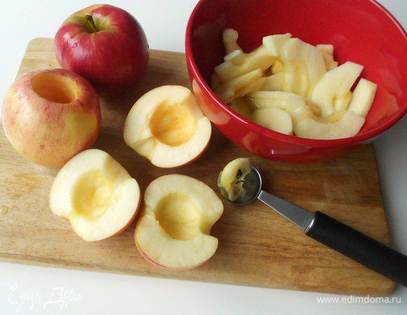 Яблоки разрезать пополам, удалить семенные коробочки, очистить от кожуры. Половинки нарезать на дольки и положить их в миску с лимонным соком.