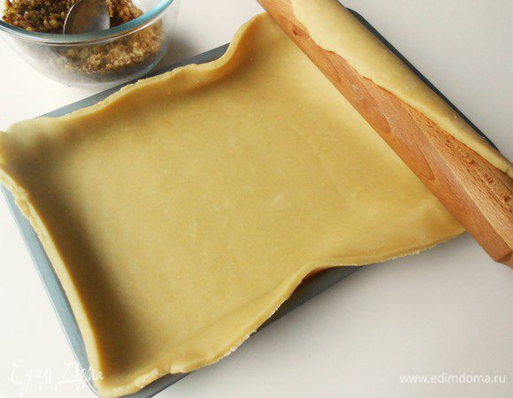 Тесто раскатать по величине противня в прямоугольник, намотать на скалку и уложить на смазанный маслом противень. Он должен быть с низким бортиком.