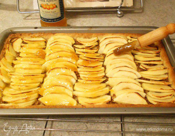 Разогреть в сотейнике джем и кистью нанести его тонким слоем на тёплый испечённый пирог. Лучше использовать джем без кусочков фруктов. 