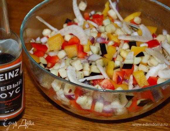 Перцы, баклажаны и лук – нарезать кубиками. Фенхель – тонкими полукольцами.  Имбирь мелко порубить. В сковороду налить 1 ст.л. масла, хорошенько разогреть и обжарить овощи 1 минуту. Влить соевый соус и сразу же снять с огня. 