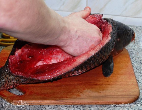 Далее руками отделить реберные кости от основного филе и аккуратненько удалить все внутренности. 