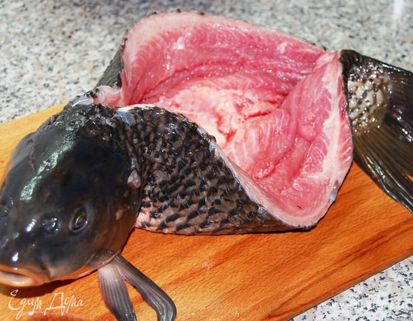 Извлечь пинцетом оставшиеся кости. Удалить жабры и еще раз промыть рыбу. 